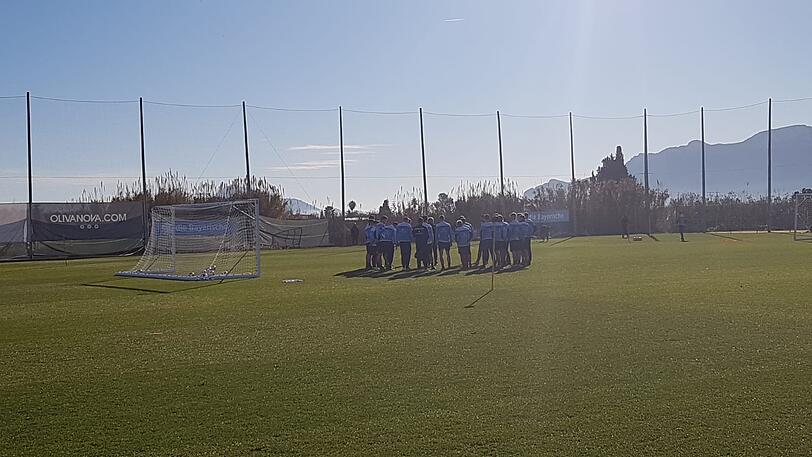 Erste Besprechung des Löwen-Trainingslagers auf dem Platz des Teamhotels.