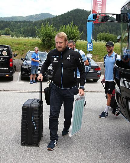 Der Löwen-Tross um Daniel Bierofka ist am Dienstagmittag im 4-Sterne-Hotel "Dilly Resort" angekommen.