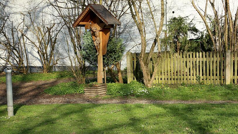Dörfliche Beschaulichkeit mit gefiederten Besuchern im alten Stadtkern. Dörfliche Beschaulichkeit mit gefiederten Besuchern im alten Stadtkern.