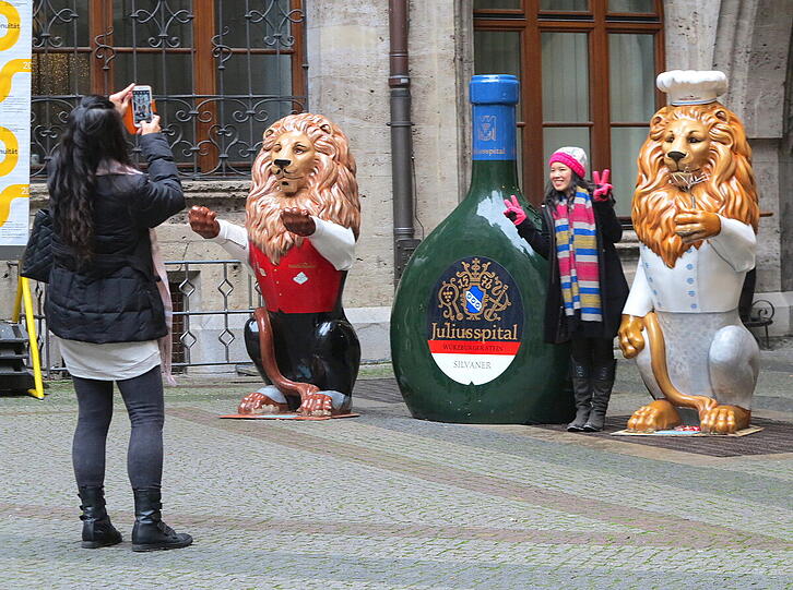 Die Löwen im Hof des Ratskellers erfreuen sich bei Touristen offebar großer Beliebtheit als Fotomotiv.