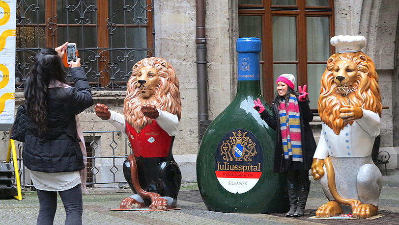 Die Löwen im Hof des Ratskellers erfreuen sich bei Touristen offebar großer Beliebtheit als Fotomotiv.