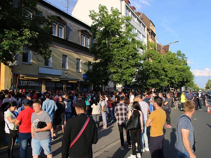 Mehrere Hundert Menschen aus Rumänien warten in langen Schlange vor einem Wahllokal. Foto: Andreas Eberlein