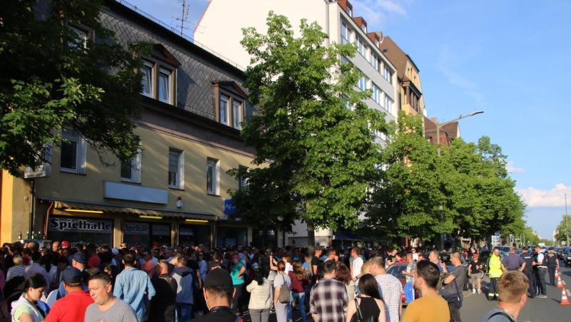 Mehrere Hundert Menschen aus Rumänien warten in langen Schlange vor einem Wahllokal. Foto: Andreas Eberlein Mehrere Hundert Menschen aus Rumänien warten in langen Schlange vor einem Wahllokal. Foto: Andreas Eberlein