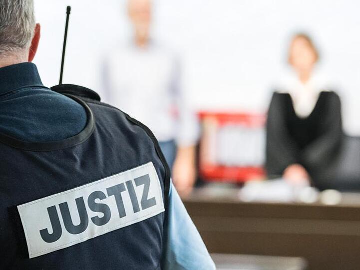 Ein Justizbeamter steht in einem Saal des Gerichtes. Foto: Sebastian Gollnow/dpa/Archivbild
