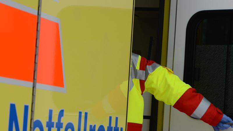 Ein Rettungsassistent steigt in einen Rettungswagen.