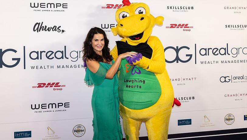 Mariella Ahrens mit Maskottchen bei der "Laughing Hearts"-Charity-Gala in Berlin.