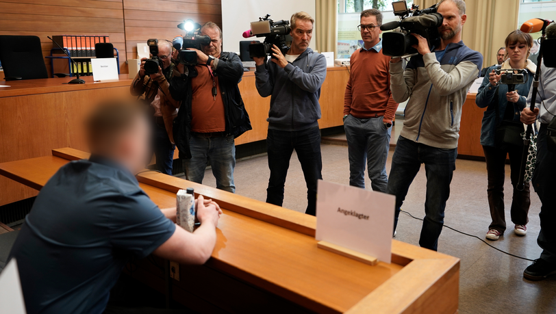 Medienvertreter filmen im Landgericht Traunstein den Angeklagten.