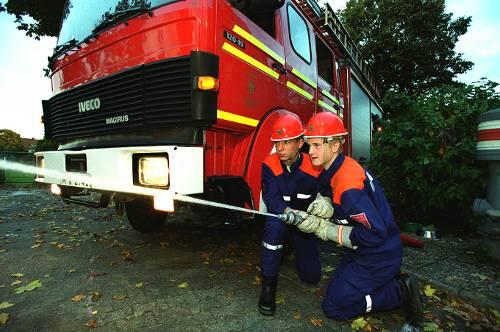 Jugendfeuerwehr im Einsatz: Der Lösch-Nachwuchs hat ein Führerschin-Problem.