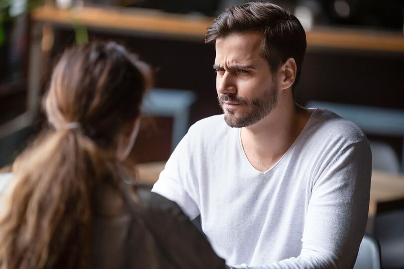 Ganz wichtig: Zuhören - und ausreden lassen! So zeigen Sie Ihrem Partner, dass Sie ihn respektieren und tatsächlich daran interessiert sind, eine Lösung zu finden. Statt Ihr Gegenüber zu unterbrechen, hören Sie sich an, was er oder sie zu sagen hat - vielleicht erschließt sich Ihnen so ein ganz neuer Blick auf die Situation. Ganz wichtig: Zuhören - und ausreden lassen! So zeigen Sie Ihrem Partner, dass Sie ihn respektieren und tatsächlich daran interessiert sind, eine Lösung zu finden. Statt Ihr Gegenüber zu unterbrechen, hören Sie sich an, was er oder sie zu sagen hat - vielleicht erschließt sich Ihnen so ein ganz neuer Blick auf die Situation.