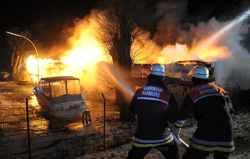 Etwa 180 Feuerwehrleute rückten am Montagabend an...