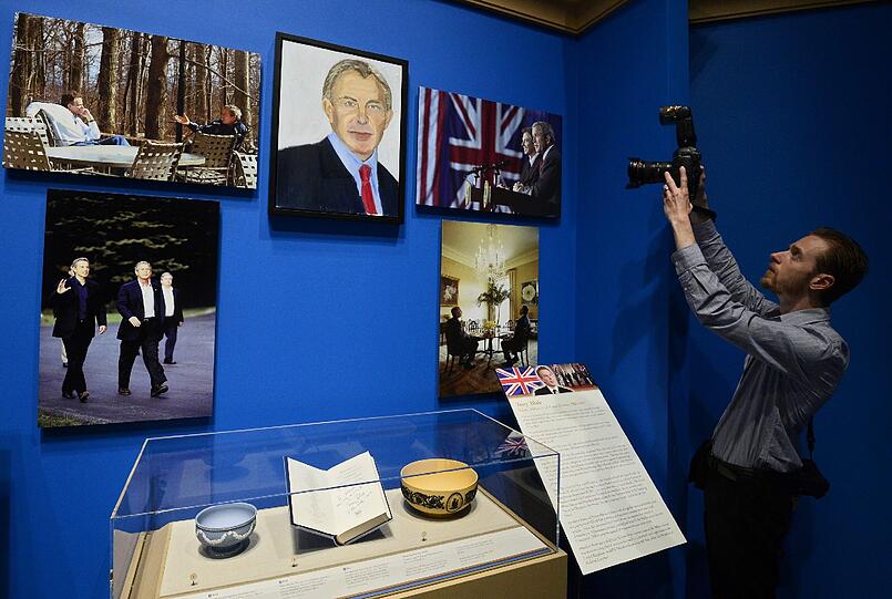 George W. Bush zeigt seine Bilder!