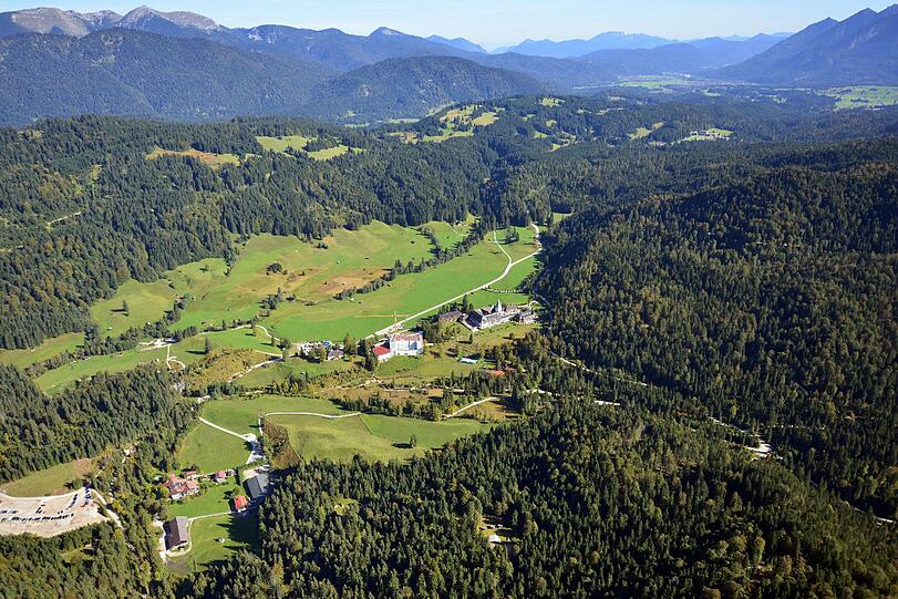 Schloss Elmau aus der Luft (Archivbild).
