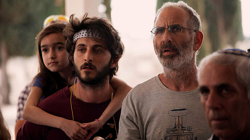 Über den Nachbarsjungen (li., Tomer Kapon) findet Eyal (Shai Avivi) einen Weg aus dem Trauertal.