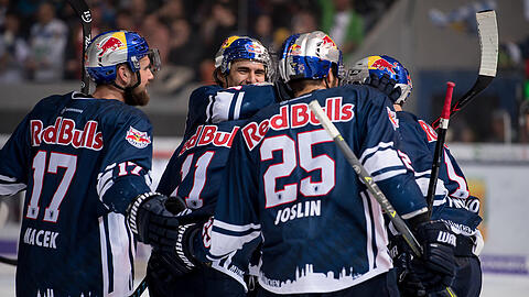 Die Spieler des EHC München jubeln über das Tor zum 5:1 gegen die Eisbären Berlin.