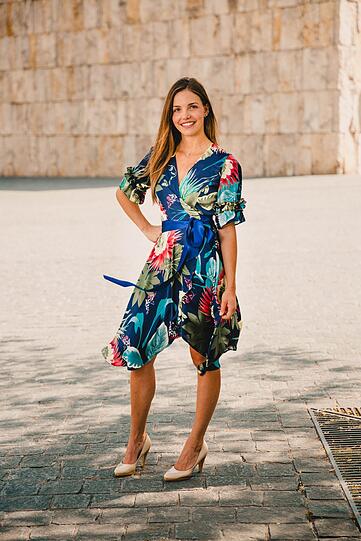 So schön blumig kann der Sommer sein: Ramona im blauen Kleid aus der aktuellen Kollektion von Charmite.