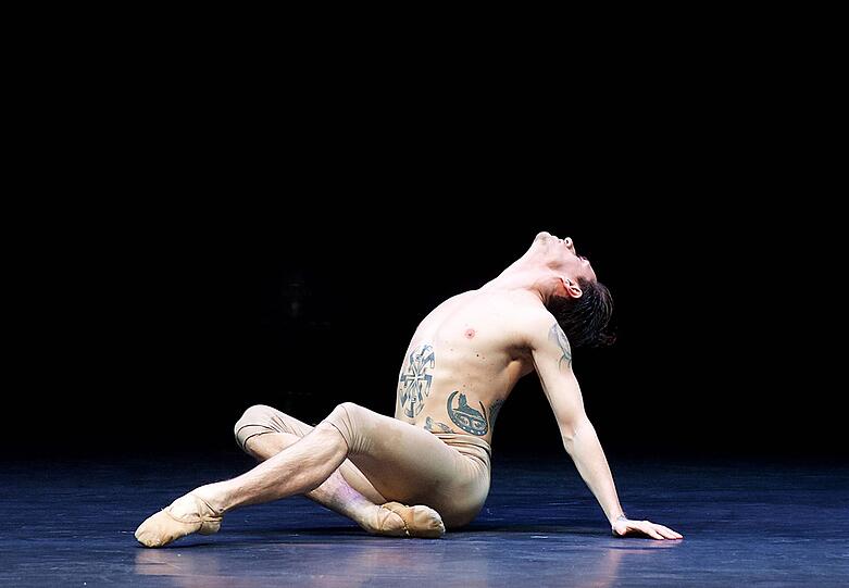 Sergej Polunin bei einem Auftritt vor zwei Jahren in London &ndash; noch ohne Putin-Tattoo auf der Brust. Das sogenannte Kolowrat-Symbol, ein angeblich altslawisches oder auf die Wikinger zurückgehendes Sonnenrad ist ein unter russischen Neonazis beliebtes Erkennungszeichen.