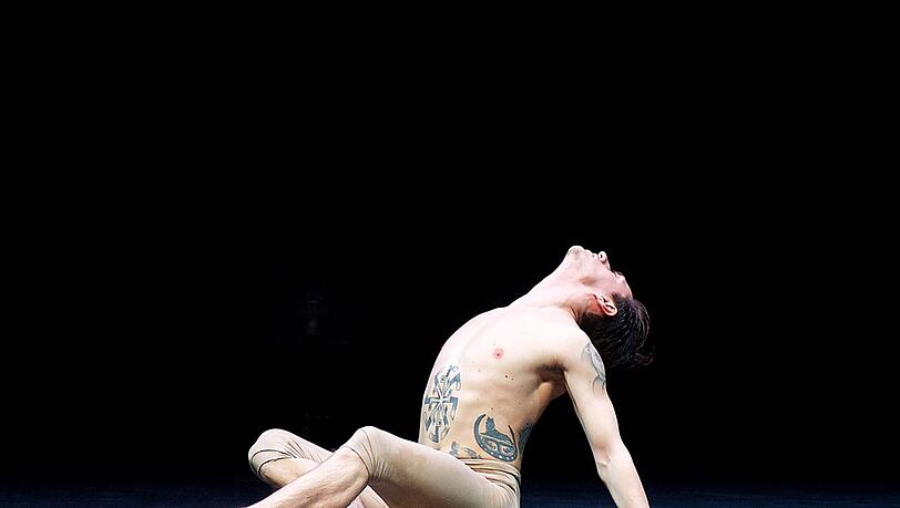 Sergej Polunin bei einem Auftritt vor zwei Jahren in London – noch ohne Putin-Tattoo auf der Brust. Das sogenannte Kolowrat-Symbol, ein angeblich altslawisches oder auf die Wikinger zurückgehendes Sonnenrad ist ein unter russischen Neonazis beliebtes Erkennungszeichen. Sergej Polunin bei einem Auftritt vor zwei Jahren in London – noch ohne Putin-Tattoo auf der Brust. Das sogenannte Kolowrat-Symbol, ein angeblich altslawisches oder auf die Wikinger zurückgehendes Sonnenrad ist ein unter russischen Neonazis beliebtes Erkennungszeichen.