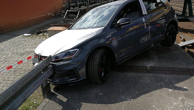 ... und auch die anderen beiden Autos an dem Zug sind beschädigt.