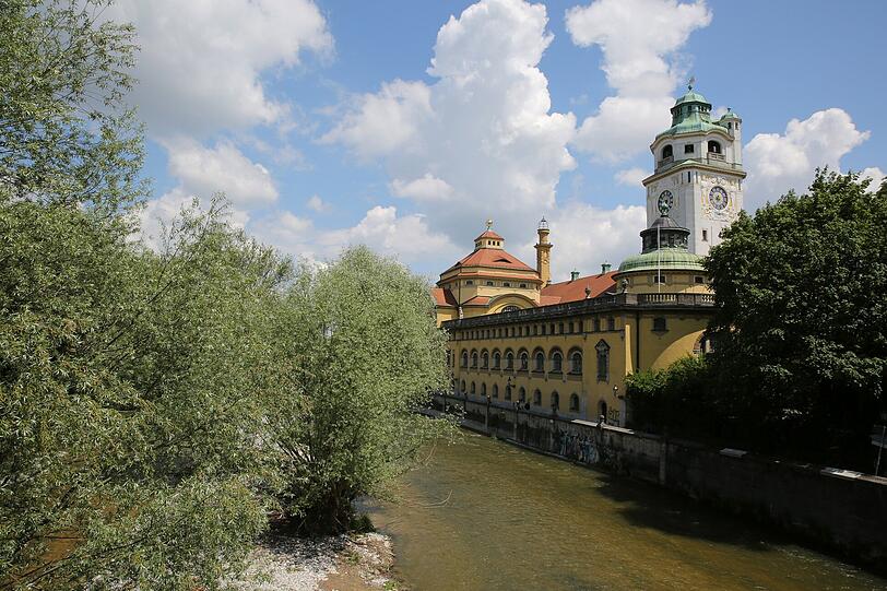 Sommer: Der Baum vor dem Volksbad strahlt in sattem Grün.