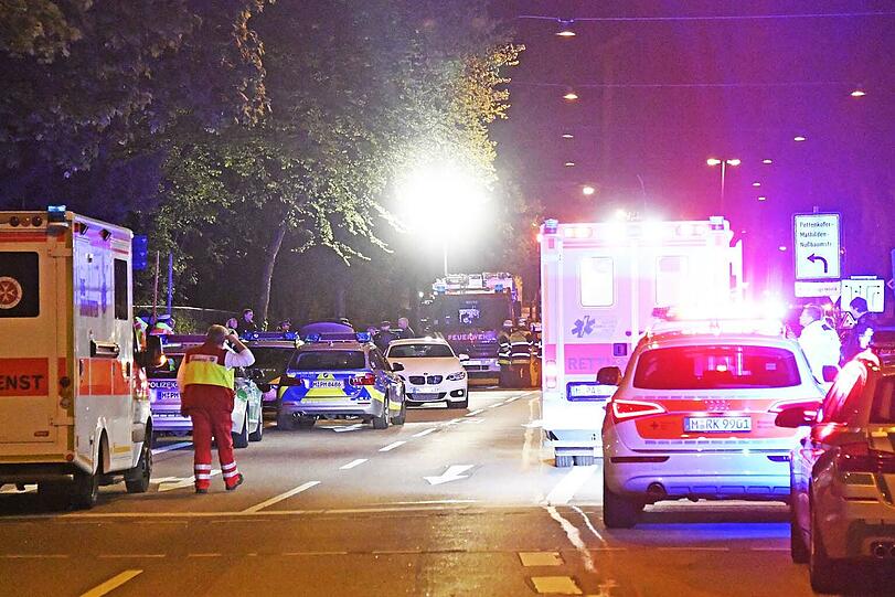 Wegen Übermüdung krachte der Fahrer eines BMW M2 in einen von der Polizei angehaltenen Mercedes und verletzte dabei zwei Beamte schwer.