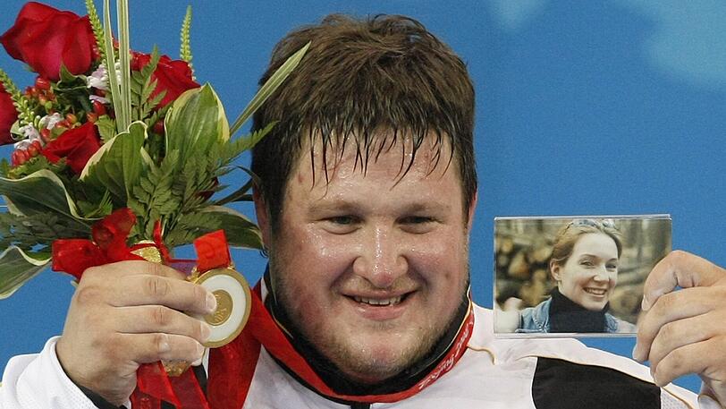 Dieses Bild macht Matthias Steiner berühmt: Bei der Siegerehrung für seinen Olympiasieg in Peking zeigt er das Foto seiner toten Frau Susann (&dagger;22).