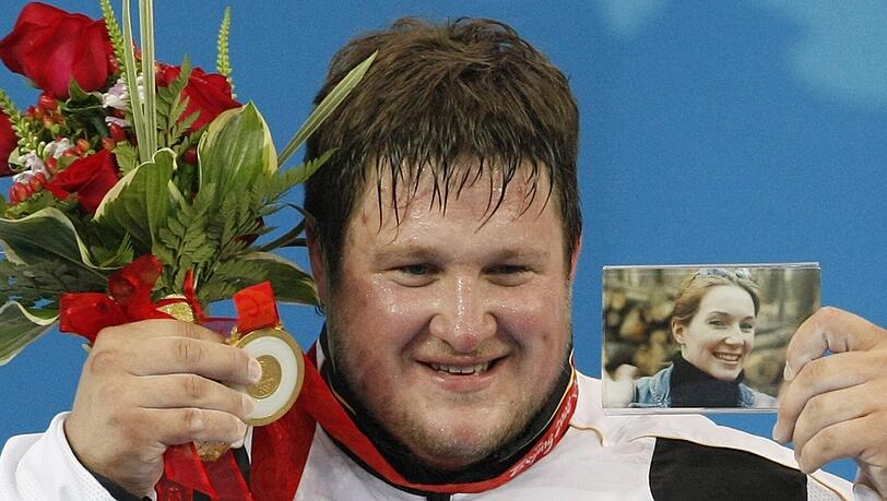Dieses Bild macht Matthias Steiner berühmt: Bei der Siegerehrung für seinen Olympiasieg in Peking zeigt er das Foto seiner toten Frau Susann (†22). Dieses Bild macht Matthias Steiner berühmt: Bei der Siegerehrung für seinen Olympiasieg in Peking zeigt er das Foto seiner toten Frau Susann (†22).