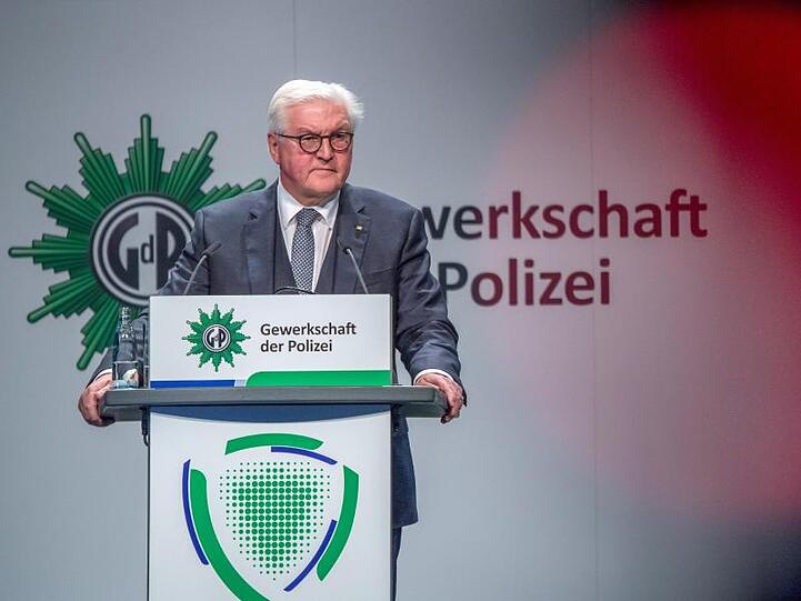 Bundespräsident Frank-Walter Steinmeier spricht beim Bundeskongress der Gewerkschaft der Polizei (GdP) in Berlin.