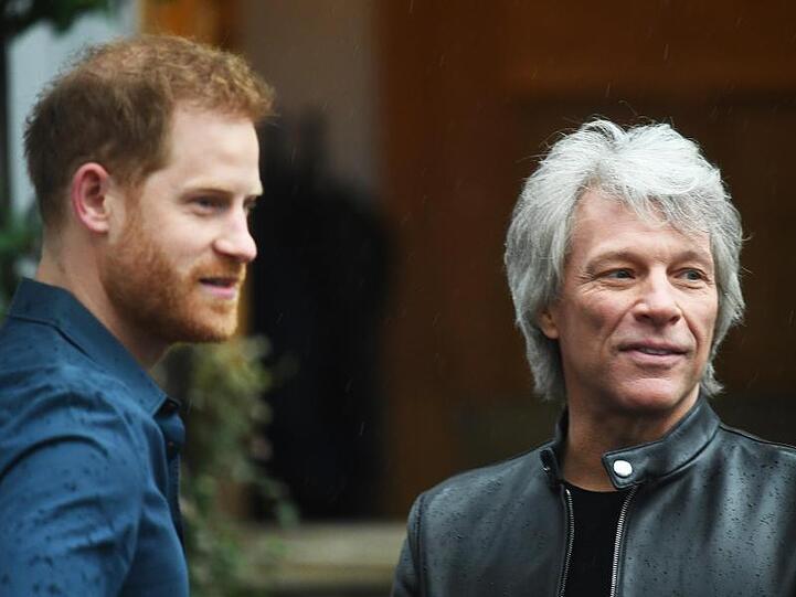 Jon Bon Jovi (r) mit Prinz Harry vor den Abbey Road Studios.