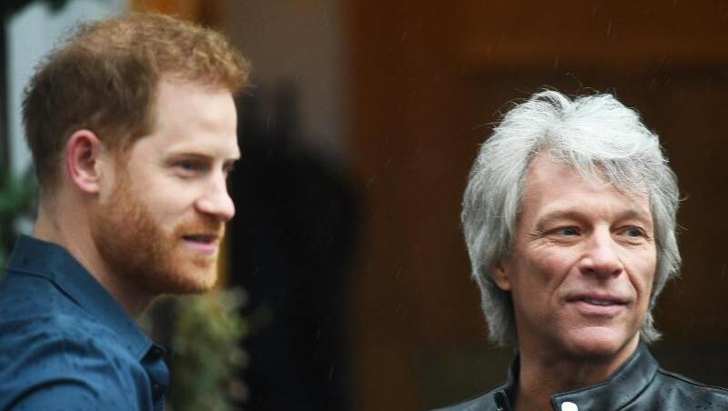 Jon Bon Jovi (r) mit Prinz Harry vor den Abbey Road Studios. Jon Bon Jovi (r) mit Prinz Harry vor den Abbey Road Studios.
