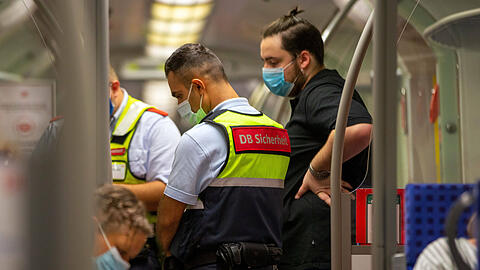 Kontrolle der Maskenpflicht in der S-Bahn.