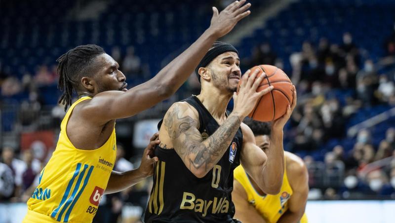 Nick Weiler-Babb von Bayern München setzt sich gegen Albas Smith (links) durch.