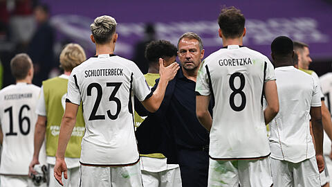 Nach dem Spanien-Endspiel ist vor dem Costa-Rica-Endspiel: Bundestrainer Hansi Flick mit Nico Schlotterbeck (links) und Leon Goretzka.