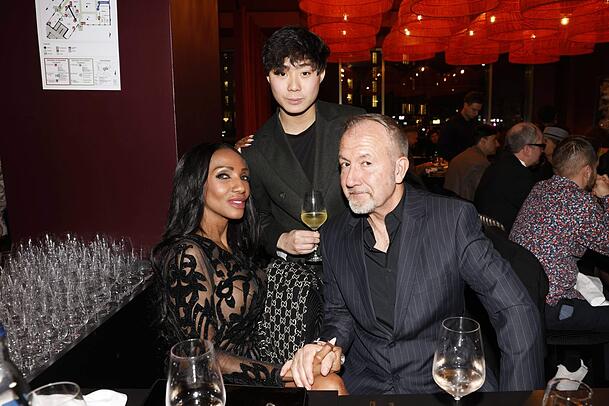 Feiern am Samstag eine erfolgreiche Eröffnung ihres neuen Gastro-Konzepts am Stachus: Das Münchner Gastro-Urgestein Mathias Scheffel (r.) mit Frau Layla Omar-Scheffel und Partner Giang Ninh. Feiern am Samstag eine erfolgreiche Eröffnung ihres neuen Gastro-Konzepts am Stachus: Das Münchner Gastro-Urgestein Mathias Scheffel (r.) mit Frau Layla Omar-Scheffel und Partner Giang Ninh.
