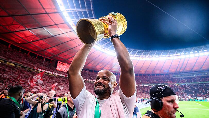 Vincent Kompany will auch in dieser Saison wieder den DFB-Pokal in H&auml;nden halten. (Archivbild)