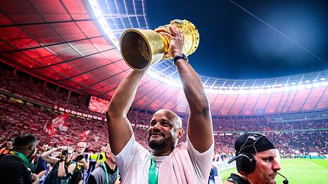 Vincent Kompany will auch in dieser Saison wieder den DFB-Pokal in H&auml;nden halten. (Archivbild)