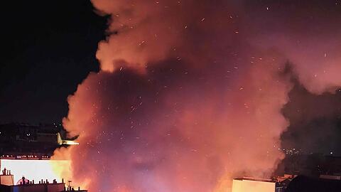 Die &auml;lteste Markthalle von Paris ist bei einem Feuer zerst&ouml;rt worden.