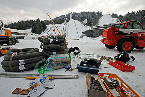 Die Aufbauarbeiten sind bereits in vollem Gange im Skistadion.