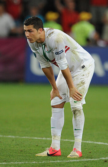 EM 2012: Halbfinalaus gegen Spanien. Wie bitter für Ronaldo - wieder gibt's keinen Titel mit Portugal. Diesmal scheiterte er im Elfmeterschießen an Spanien. Aber Cristiano hat nicht nur die Haare schön, keiner leidet so schön wie der Superstar von Real Madrid.
