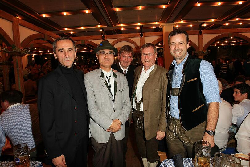 Im Hofbräu Zelt waren unterdessen Boro Suput (Generalkonsul Serbien), Akira Mizutani (Generalkonsul Japan), Klaus Radtke(BMW), Johannes Singhammer(MDB) und William Möller (Generalkonsul USA).