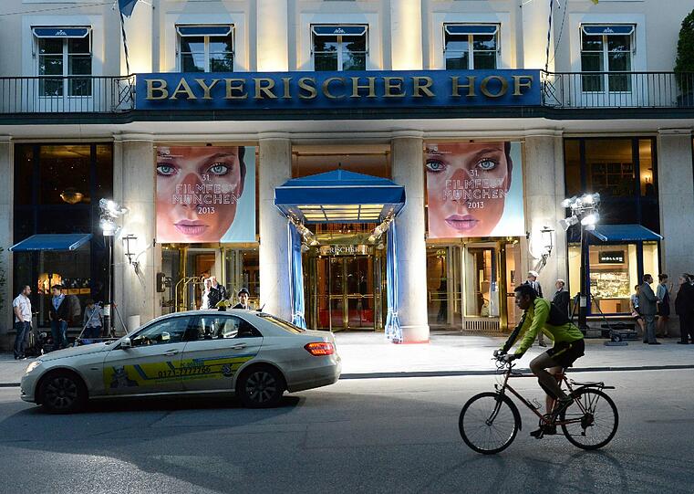 Nach der Eröffnung gin?s in den Bayerischen Hof.