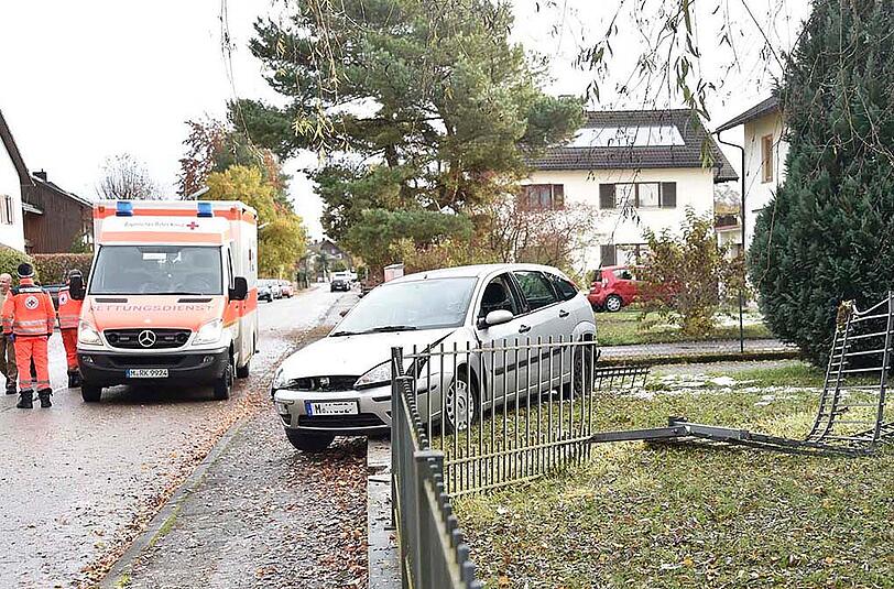Der Mann fuhr mit seinem Focus erste einen Stromkasten kaputt, danach drehte er sich und landete im gegenüberliegenden Vorgarten.