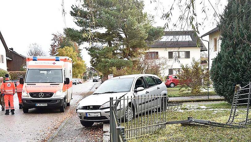 Der Mann fuhr mit seinem Focus erste einen Stromkasten kaputt, danach drehte er sich und landete im gegenüberliegenden Vorgarten. Der Mann fuhr mit seinem Focus erste einen Stromkasten kaputt, danach drehte er sich und landete im gegenüberliegenden Vorgarten.