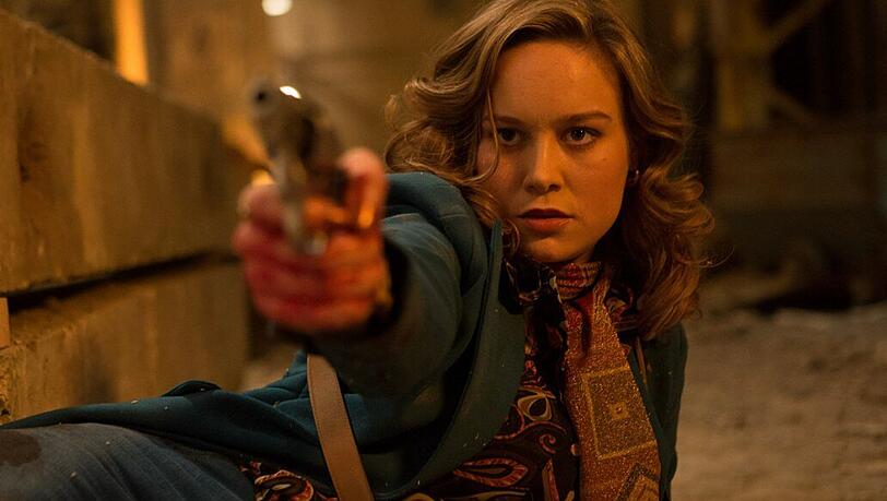 Justine (Brie Larson) hat den Waffendeal eingefädelt.