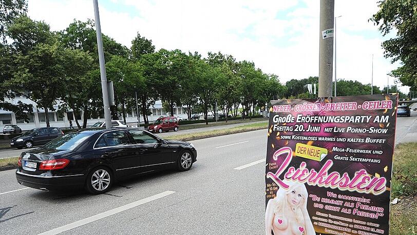 Knapp ein Jahr war Umbau - am Frankfurter Ring hängen jetzt die Plakate für die Eröffnungsparty. Knapp ein Jahr war Umbau - am Frankfurter Ring hängen jetzt die Plakate für die Eröffnungsparty.