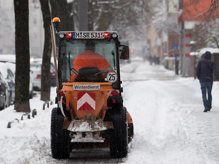 Ein kleiner Schneepflug räumt einen Fahrradweg frei. Foto: Sven Hoppe