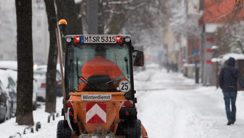Ein kleiner Schneepflug räumt einen Fahrradweg frei. Foto: Sven Hoppe Ein kleiner Schneepflug räumt einen Fahrradweg frei. Foto: Sven Hoppe