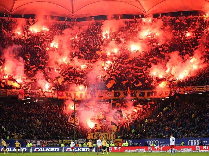 Fans von Dynamo Dresden zünden im Hamburger Volksparkstadion beeindruckendes Feuerwerk.