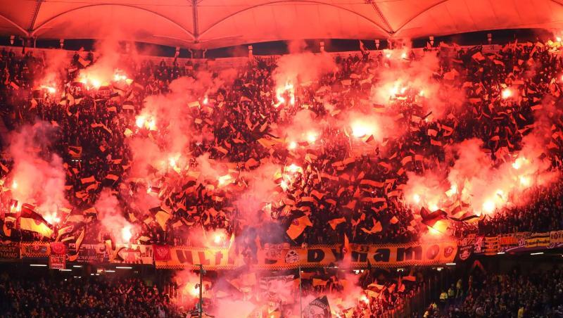 Fans von Dynamo Dresden zünden im Hamburger Volksparkstadion beeindruckendes Feuerwerk. Fans von Dynamo Dresden zünden im Hamburger Volksparkstadion beeindruckendes Feuerwerk.