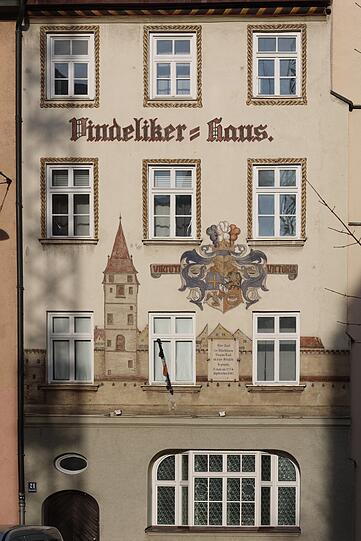 Das pittoreske Vindelikerhaus in der Marienstraße hinterm Isartor: Mittelalterlich mutet nur die Bemalung an, die allerdings erst 1922 entstand.