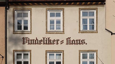 Das pittoreske Vindelikerhaus in der Marienstraße hinterm Isartor: Mittelalterlich mutet nur die Bemalung an, die allerdings erst 1922 entstand.
